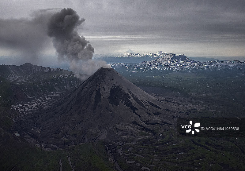 米-8直升机拍摄的卡雷姆斯基火山鸟瞰图，卡雷姆斯基火山是堪察加半岛上最活跃的层状火山之一图片素材