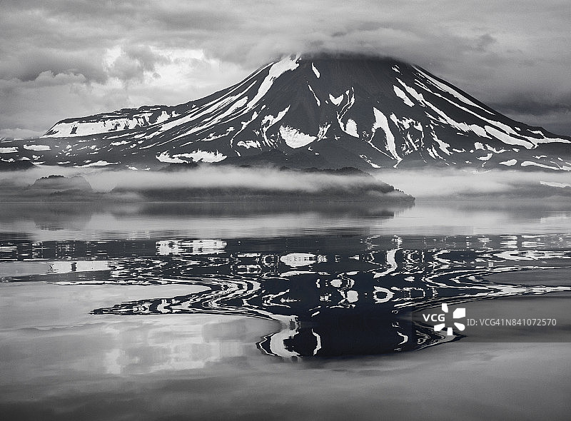 堪察加半岛库页湖火山倒影图片素材