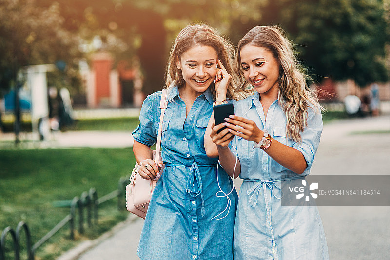 户外听音乐的双胞胎图片素材