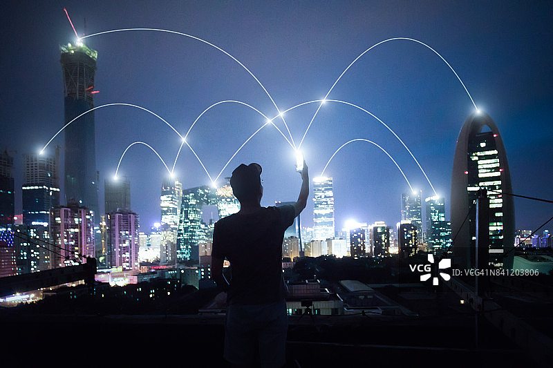 男人使用手机图片素材