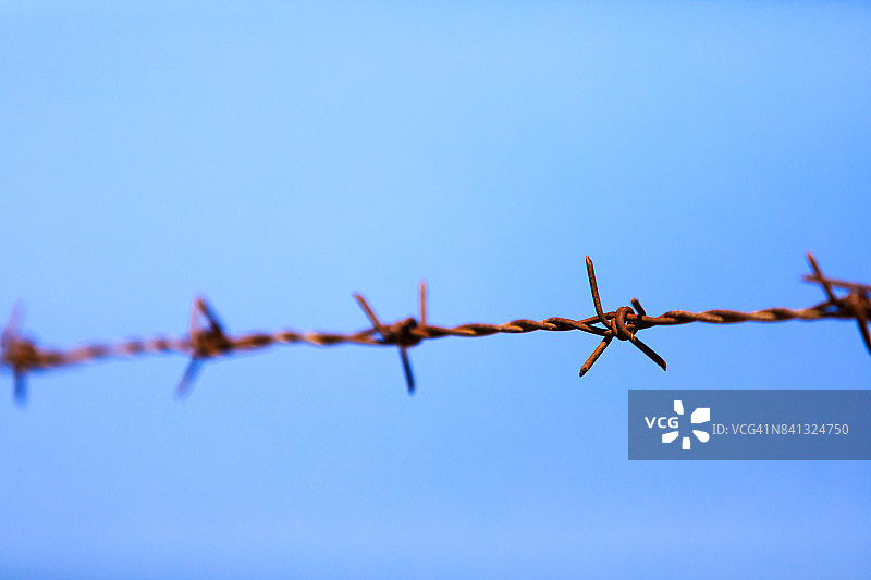 带刺铁丝网与蓝天图片素材