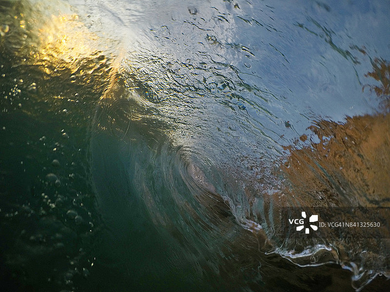 加利福尼亚州圣地亚哥拉霍亚区布莱克斯海滩的波浪图片素材