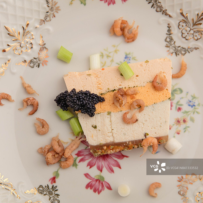 鱼肉冻配虾和圆鳍鱼卵图片素材