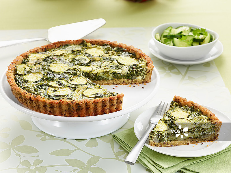 菠菜挞搭配沙拉图片素材