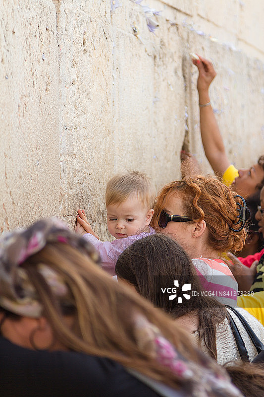 耶路撒冷西墙旁祈祷的女人图片素材