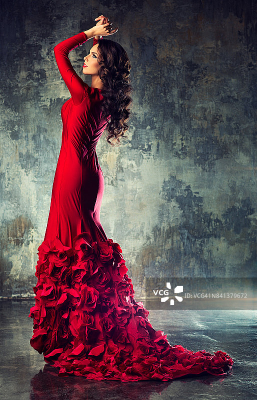 身穿红衣的年轻女人图片素材