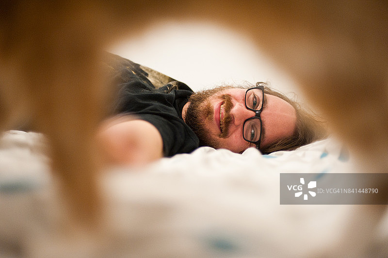 男人在床上放松图片素材