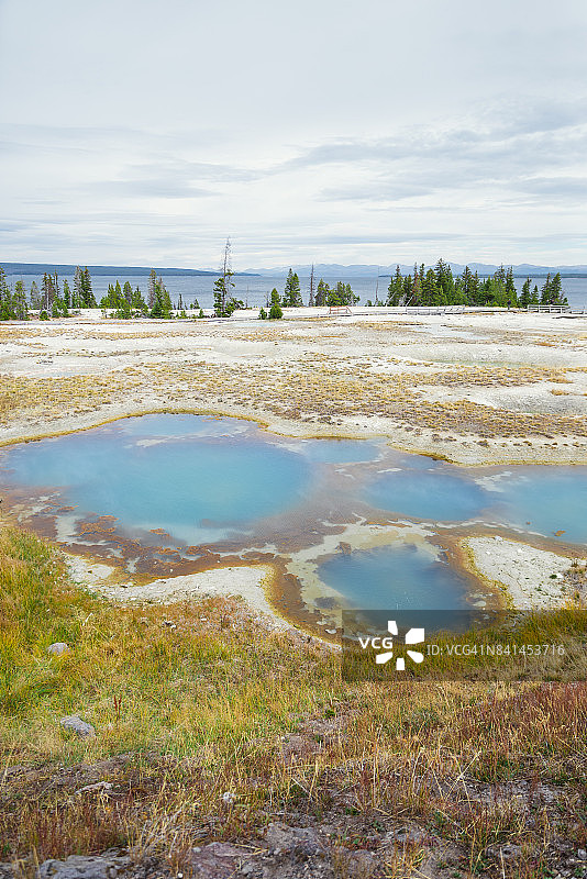 西拇指间歇泉盆地的彩色池，黄石湖图片素材