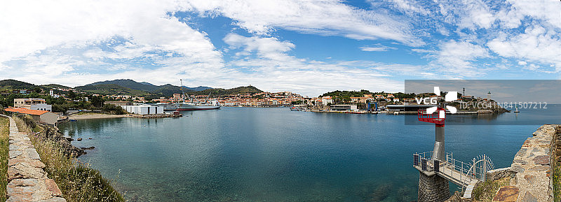 旺德尔港：货船、村庄和灯塔全景（比利牛斯-东方省，法国）图片素材