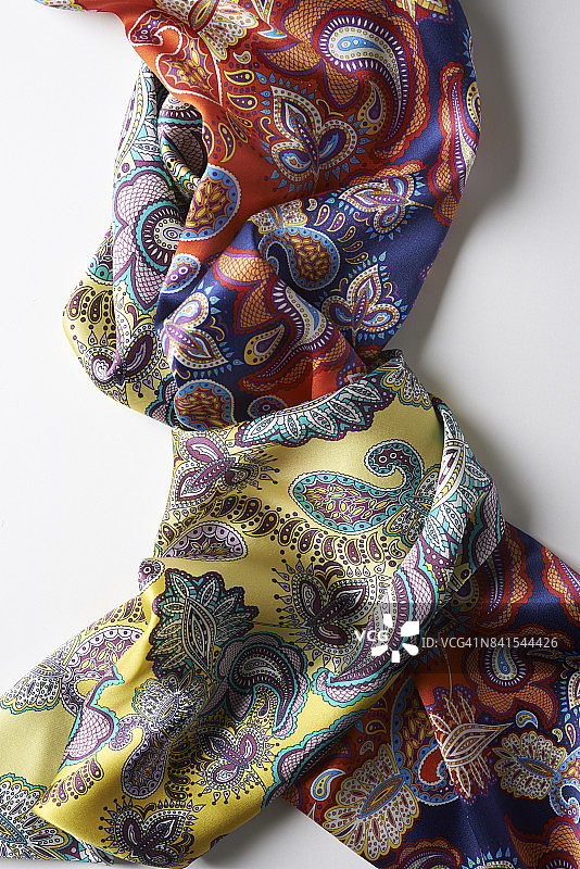 一些佩斯利花纹丝绸或缎面围巾的时尚服装图片图片素材