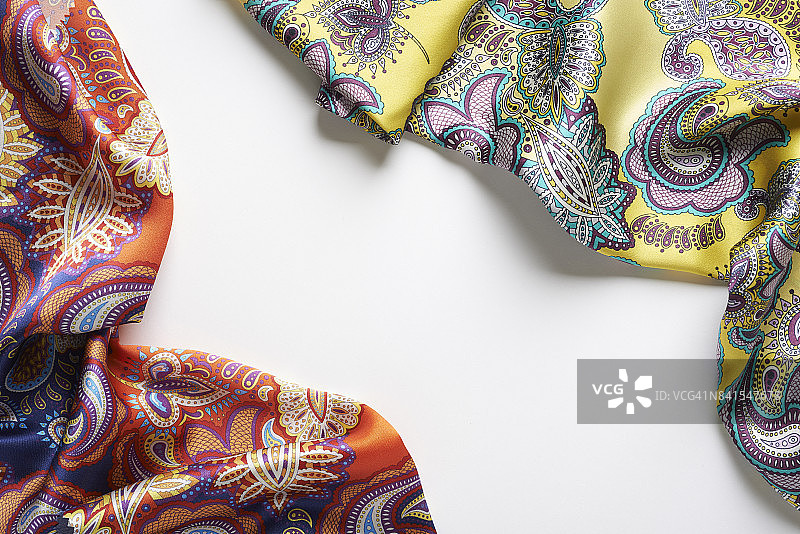 一些佩斯利花纹丝绸或缎面围巾的时尚服装图片图片素材