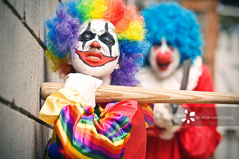 潜伏在周围的令人毛骨悚然的小丑图片素材