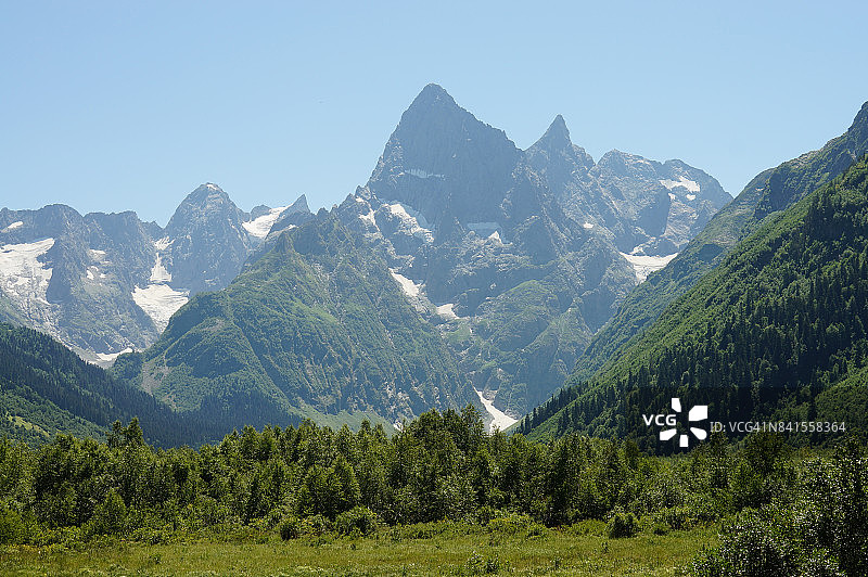 俄罗斯多姆拜。夏季的雪峰。图片素材