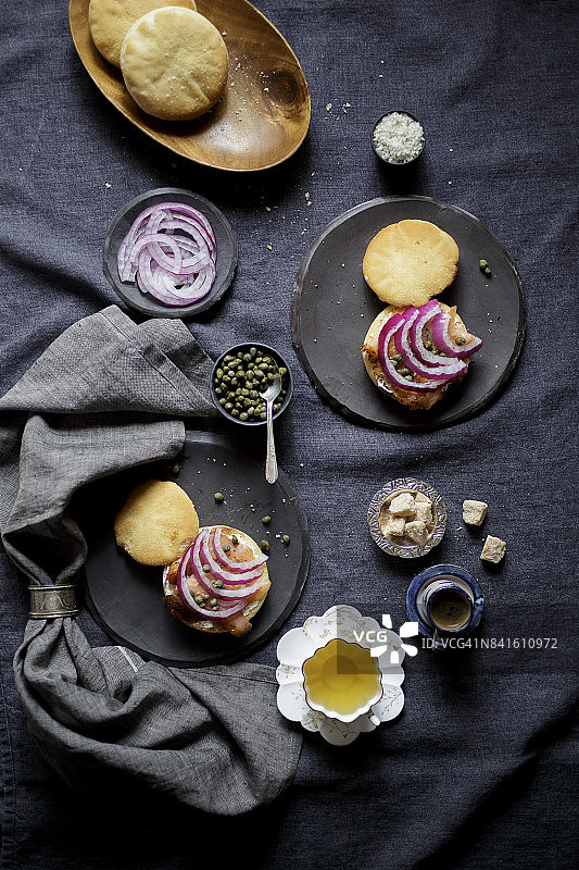 早餐：百吉饼和三文鱼图片素材