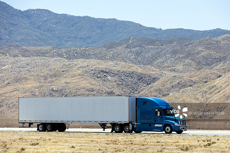 美国加利福尼亚州高速公路上的卡车图片素材