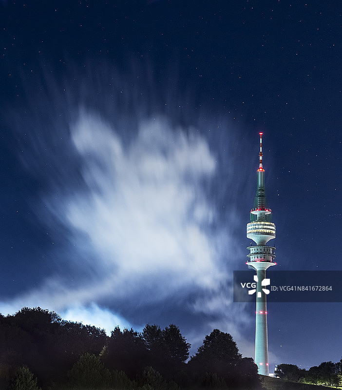 慕尼黑电视塔夜景，位于公园内，蓝色的夜空和烟雾图片素材
