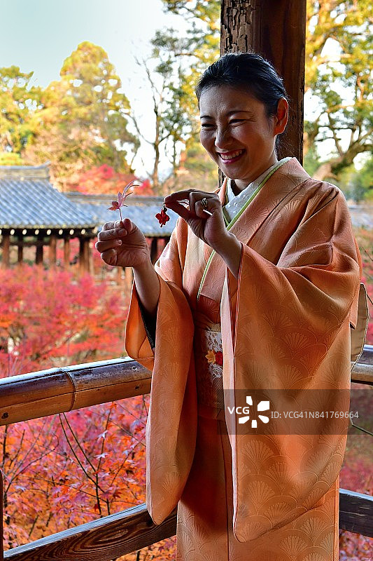 身穿和服、置身京都东福寺秋叶中的日本女人图片素材