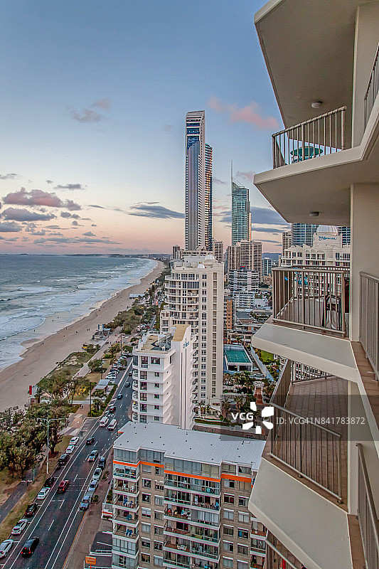 暮光下的黄金海岸海滩天际线图片素材