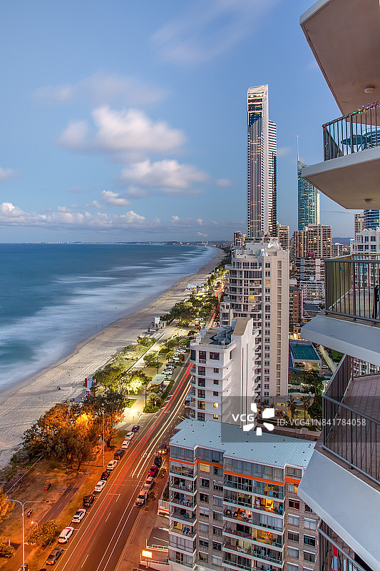 暮光下的黄金海岸海滩天际线图片素材