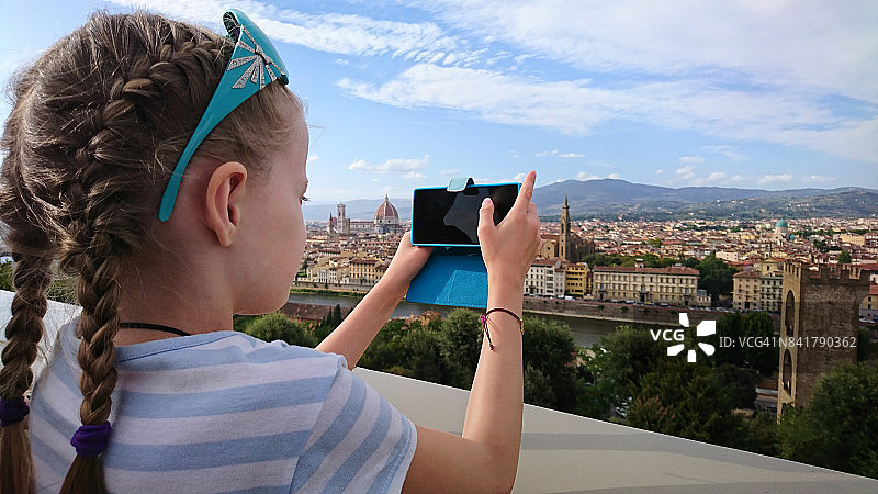 女孩用智能手机拍摄佛罗伦萨图片素材