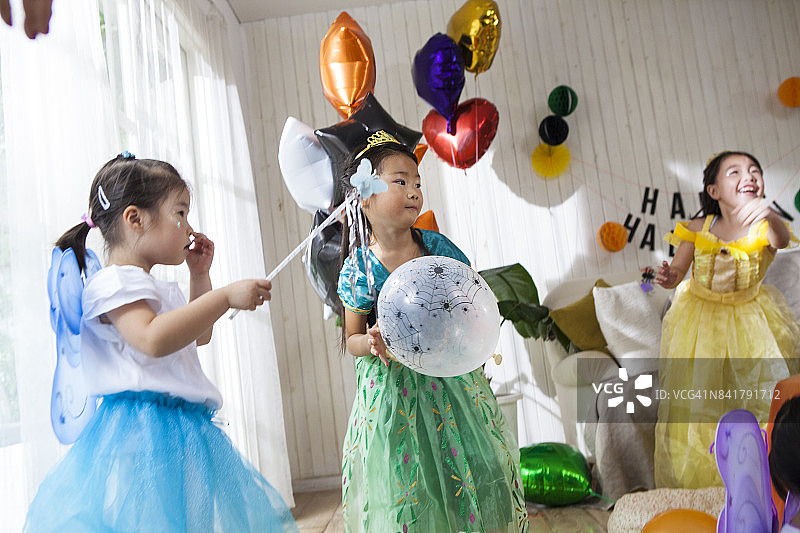 孩子们在房间里玩气球图片素材