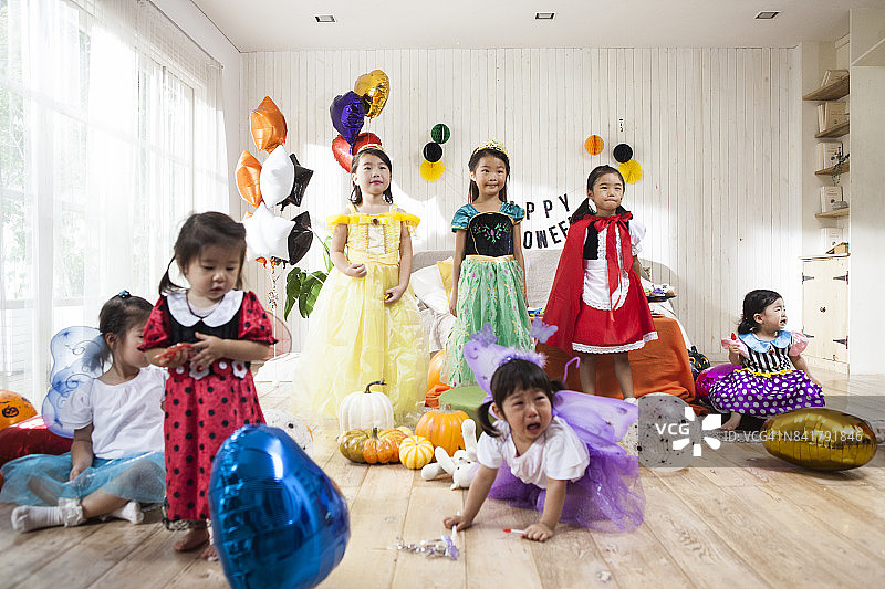 许多女孩穿着公主服装图片素材