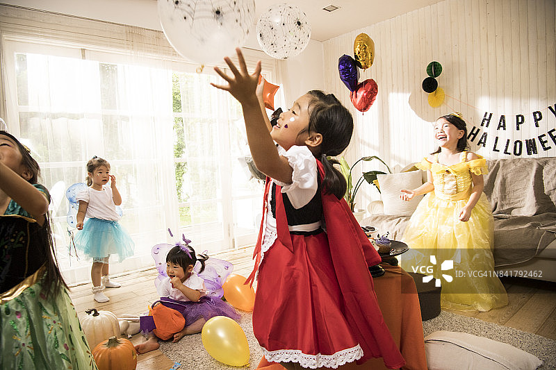 孩子们在房间里玩气球图片素材