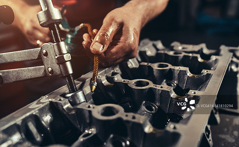 汽车修理店维修V10发动机图片素材