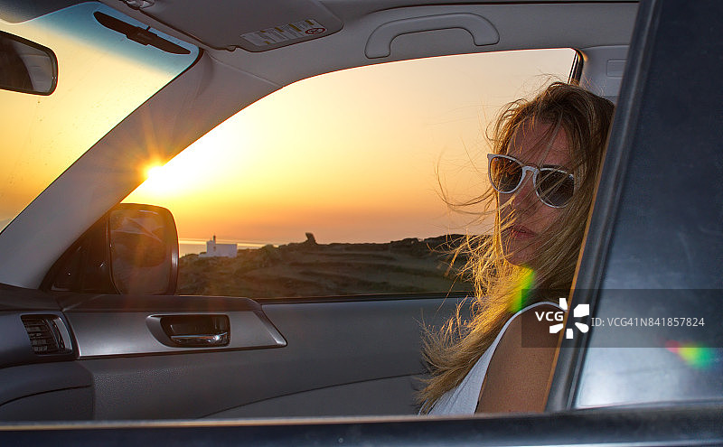 日落时分，在车里的女人图片素材