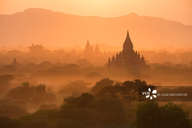 缅甸曼德勒蒲甘日落时分的佛塔平原美景图片素材