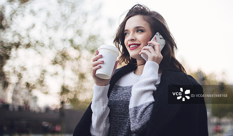 棕发女孩使用手机图片素材