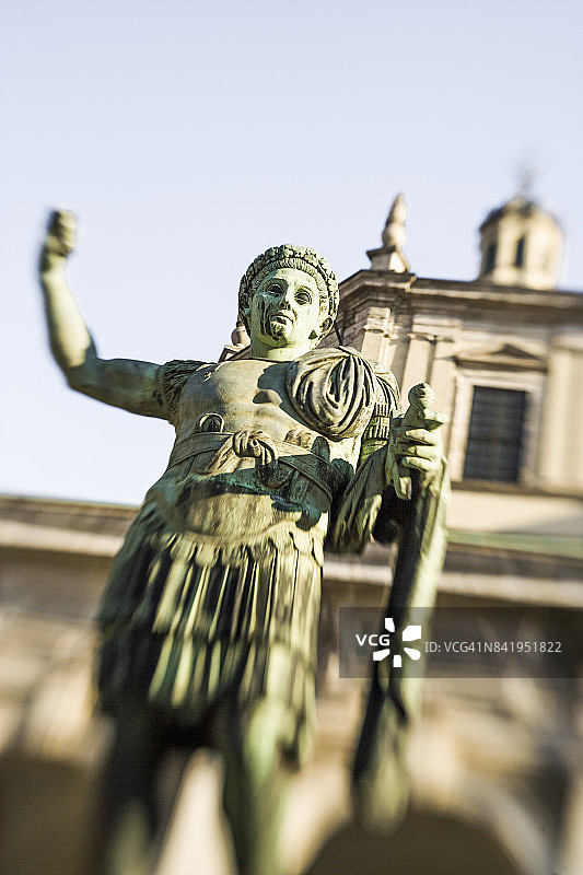 圣洛伦佐大教堂前的君士坦丁雕像图片素材