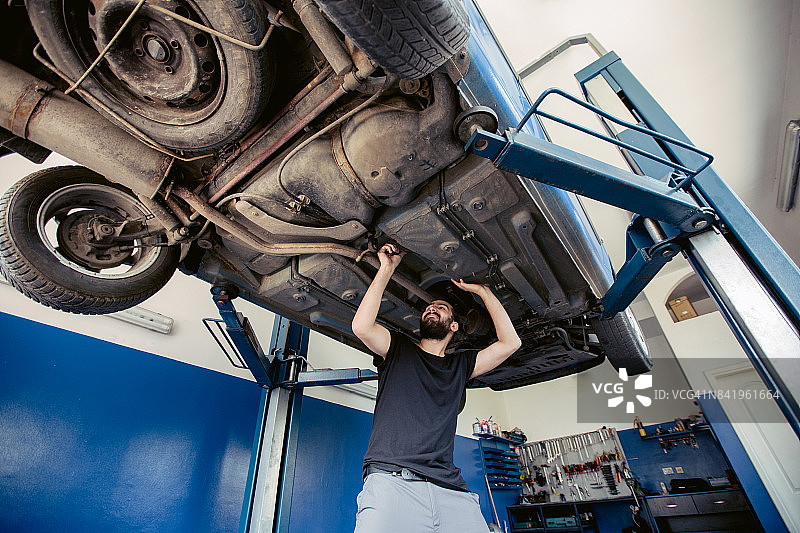 男人修理汽车图片素材