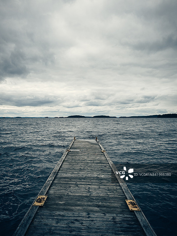 芬兰派延奈湖上暴风雨阴天的木制码头图片素材