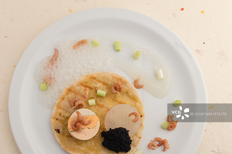 鱼肉冻糕配鱼子酱、虾、扇贝、烤面包、泡沫、凝胶和酱汁图片素材