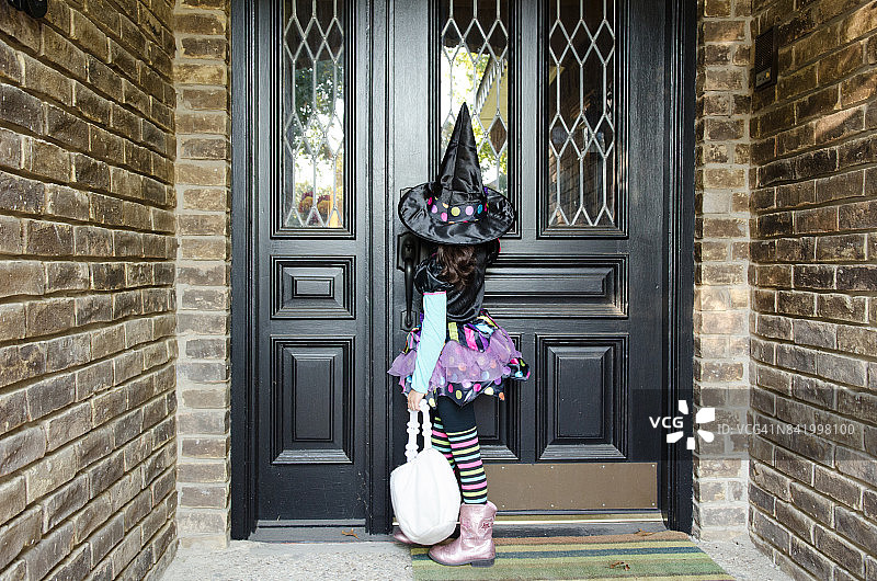 年轻女孩的万圣节装扮图片素材