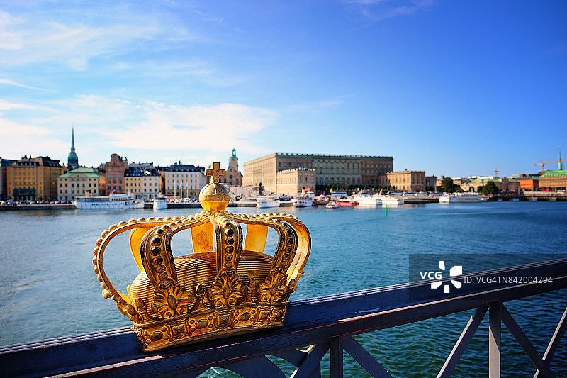斯德哥尔摩的谢普斯霍尔姆斯布隆桥与前景中的金色皇冠图片素材
