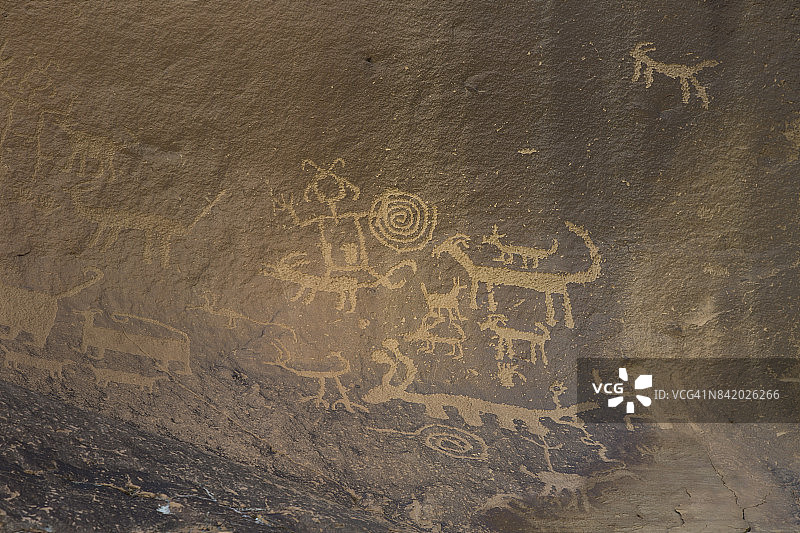 峡谷墙壁上的古代岩画图片素材