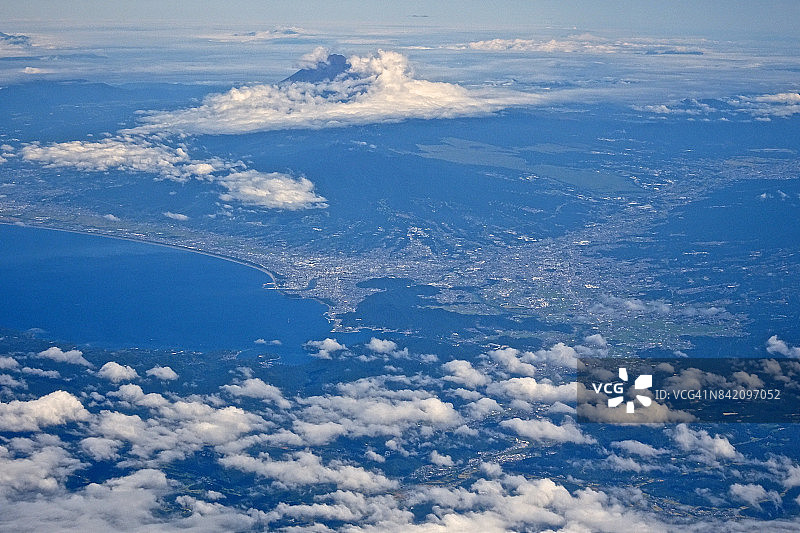 飞机航拍：中国静冈县，富士山、骏河湾、沼津市和三岛市图片素材