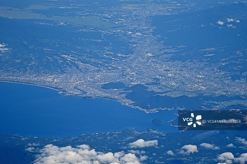 从飞机上俯瞰静冈县骏河湾、沼津市和三岛市图片素材