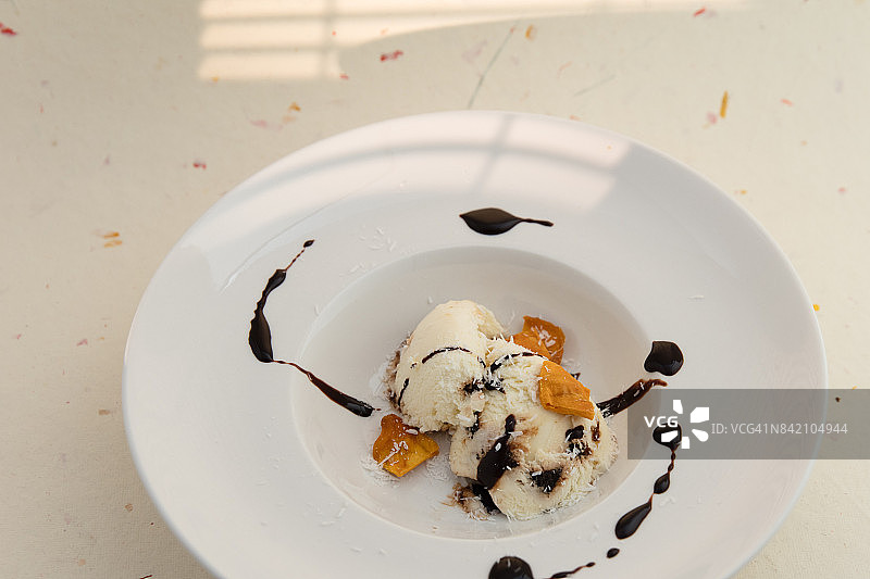 提拉米苏冰淇淋配芒果干和巧克力酱图片素材