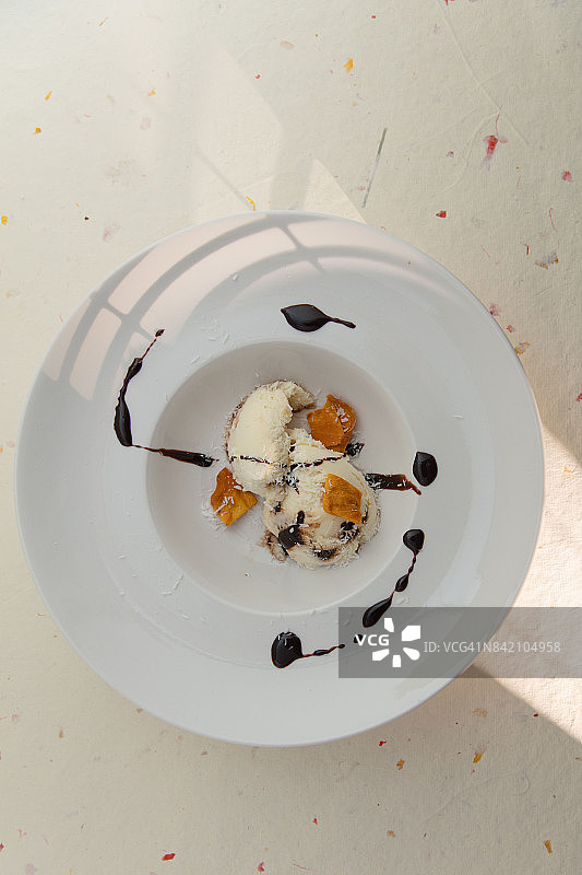 提拉米苏冰淇淋配芒果干和巧克力酱图片素材