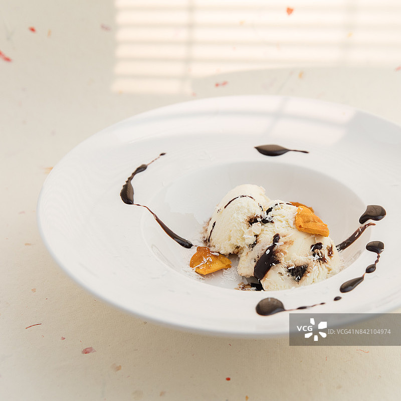 提拉米苏冰淇淋配芒果干和巧克力酱图片素材