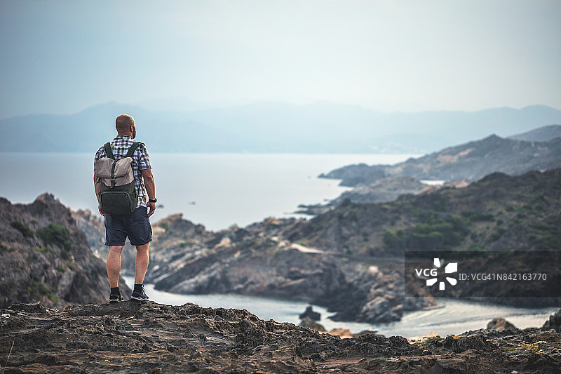 旅行者在西班牙克雷乌斯角海岸线图片素材