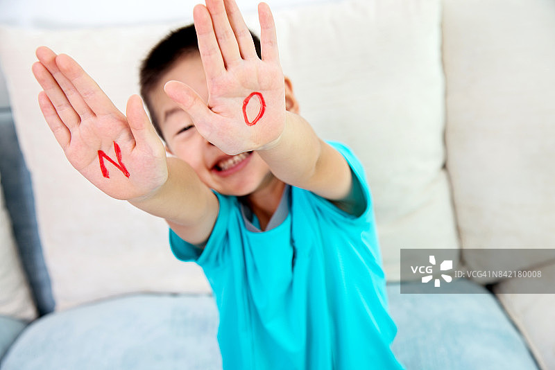 亚洲男孩做出停止的手势图片素材
