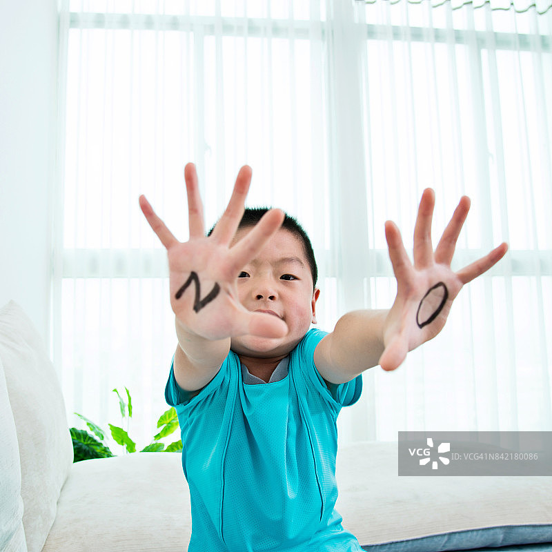 亚洲男孩做出停止的手势图片素材