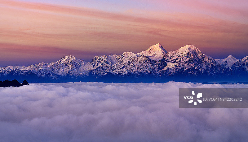 牛背山日出雪景图片素材