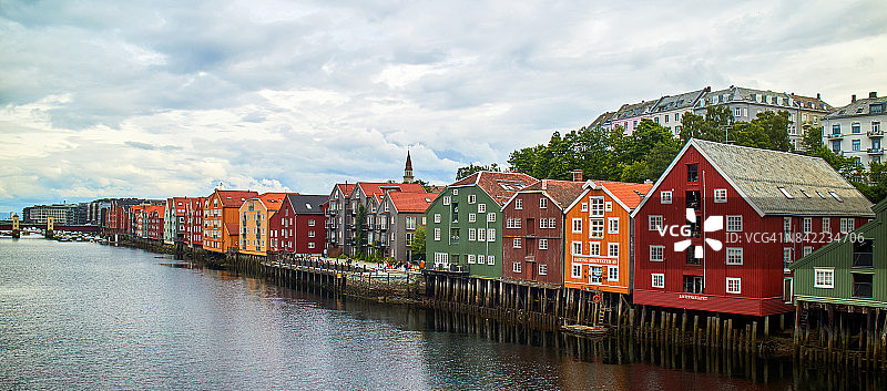 特隆赫姆巴克兰区尼德瓦河沿岸的旧木制高脚仓库图片素材