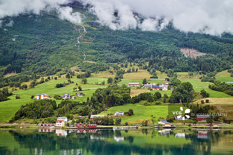 诺德峡湾沿岸的古老村庄图片素材