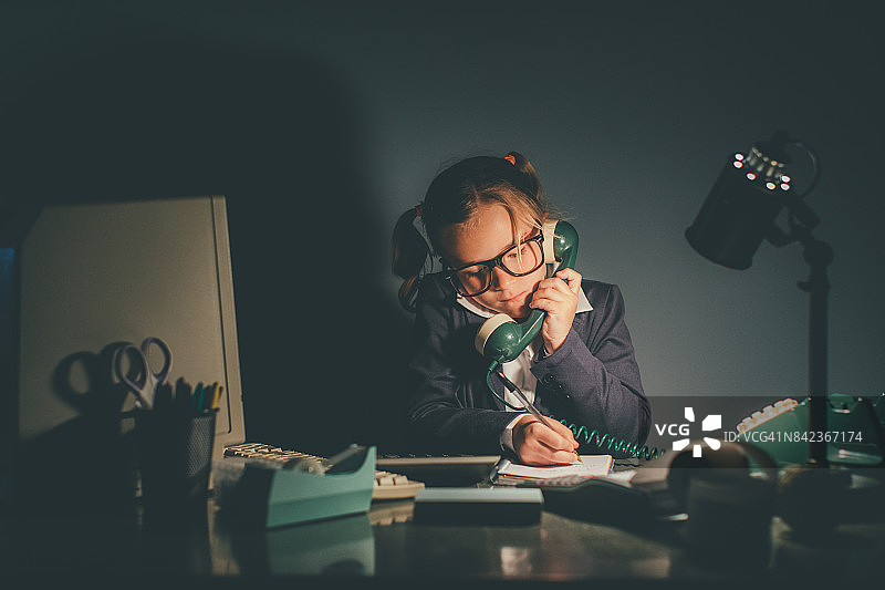深夜工作的年轻商务女孩图片素材